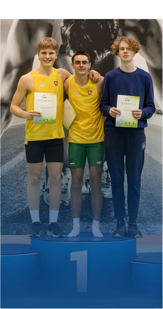 LAM jaunieji sportininkai ant apdovanojimų pakylos
